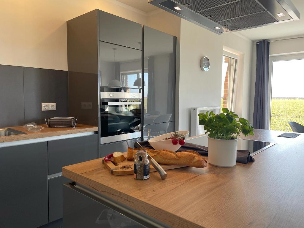eine Küche mit einer hölzernen Arbeitsplatte mit einer Theke von sidx sidx sidx in der Unterkunft Ferienhaus Küstenperle FH4 in Fehmarn