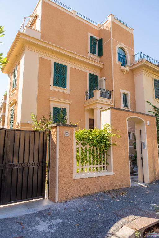 dom z bramą przed nim w obiekcie RomAntica Family Apartment near San Giovanni w Rzymie