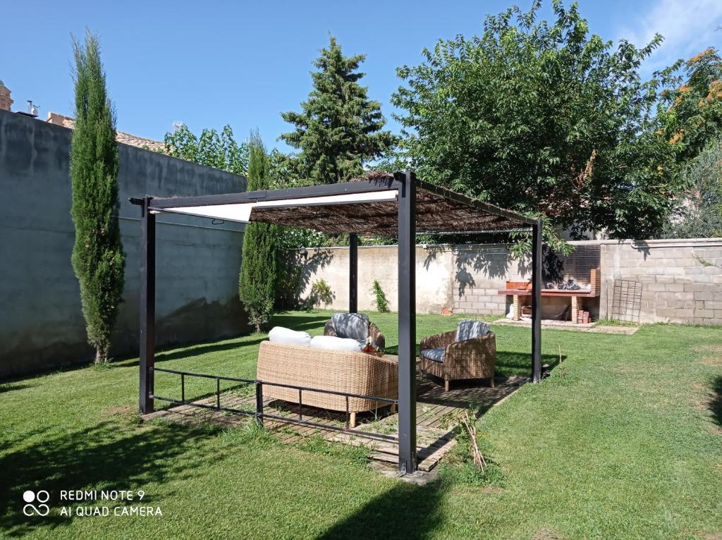 a couch under a gazebo in a yard at Casa Rural Alicia in Villafranca de Ebro