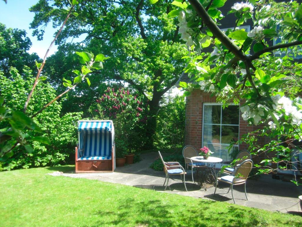 ハイリゲンハーフェンにあるHaus Mehlerの庭園(テーブル、椅子、青い椅子付)