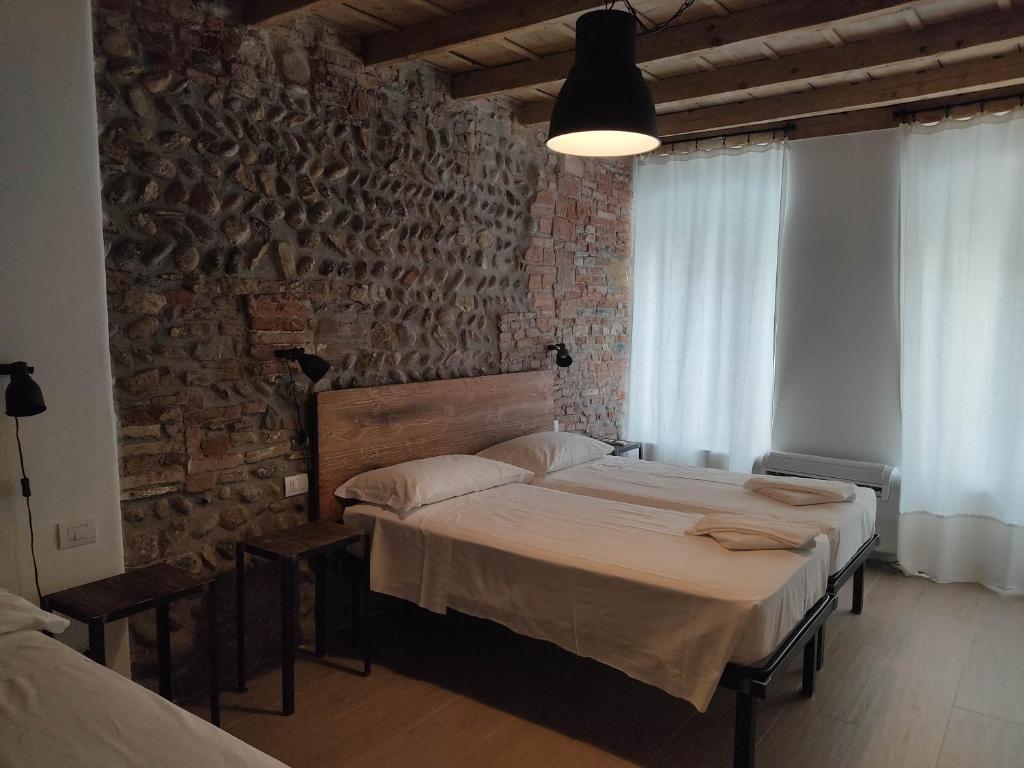 Łóżko lub łóżka w pokoju w obiekcie Borgovivobg il tuo rifugio in centro città