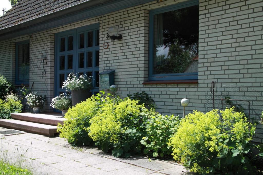 ein Haus mit einigen Büschen davor in der Unterkunft Ferienwohnung weißes Haus in Meeschendorf