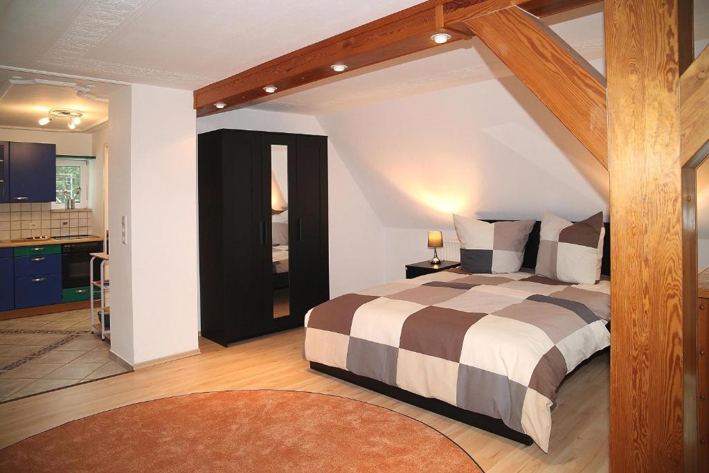 um quarto com uma cama grande num quarto em FeWo KLAUS - nahe Sachsenring - auch Monteure willkommen em Oberlungwitz