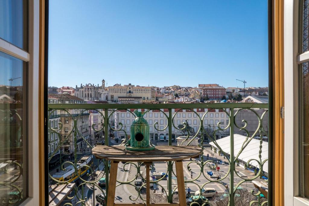 balkon ze stołem i widokiem na miasto w obiekcie Lisbon Heart Apartments - Blue Apartment by LovelyStay w Lizbonie