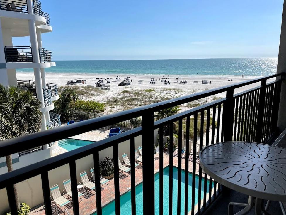 Un balcon sau o terasă la Beachfront Condo Ocean View