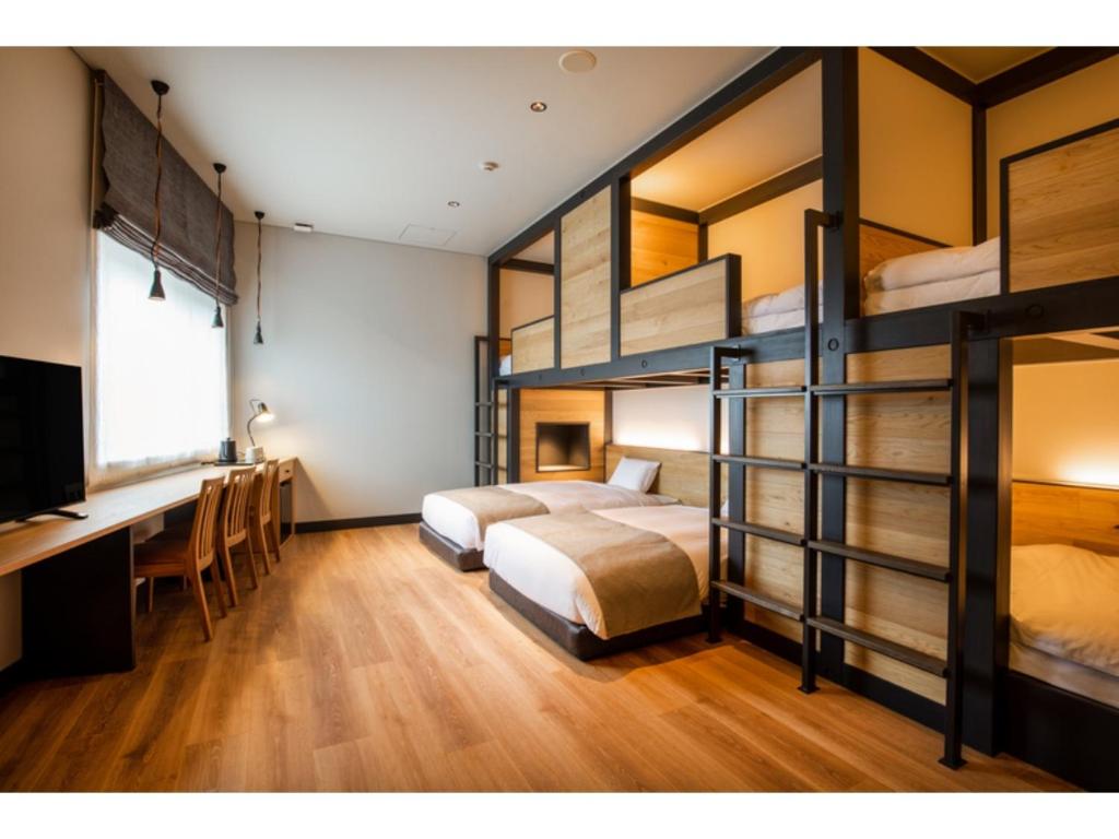 HOTEL KARUIZAWA CROSS - Vacation STAY 56461v في كارويزاوا: غرفة نوم مع سريرين بطابقين ومكتب