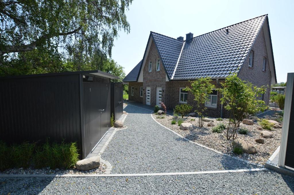 a driveway leading to a house with a garage at Stadthaus 3, inkl 1 Parkplatz in Burg auf Fehmarn