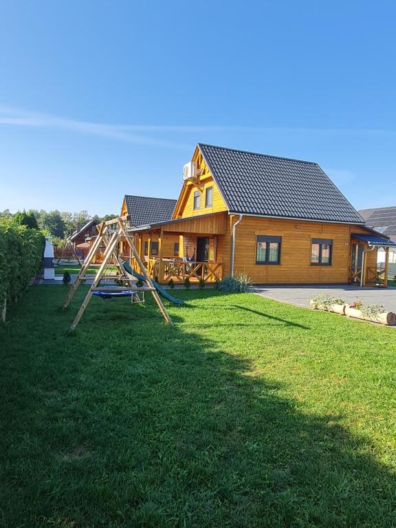 een grote tuin voor een huis bij Słoneczny Zakątek in Lubrza