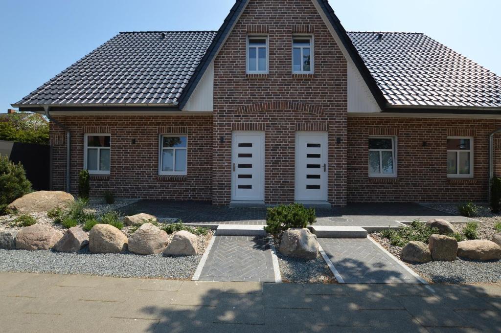 ein Backsteinhaus mit Steinen davor in der Unterkunft Stadthaus 1, inkl 1 Parkplatz in Burg auf Fehmarn