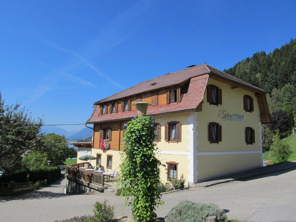 um edifício com uma hera a crescer ao lado dele em Landhaus Neubauer - Zimmer em Millstatt