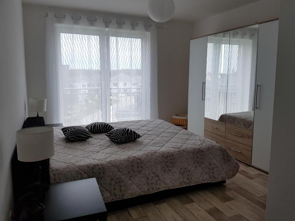 ein Schlafzimmer mit einem Bett mit zwei Kissen darauf in der Unterkunft Apartment by Janzen O in Rheine