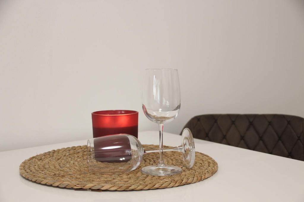 una copa de vino y una vela sobre una mesa en Casa Kronengarten Nr 5, en Hilden
