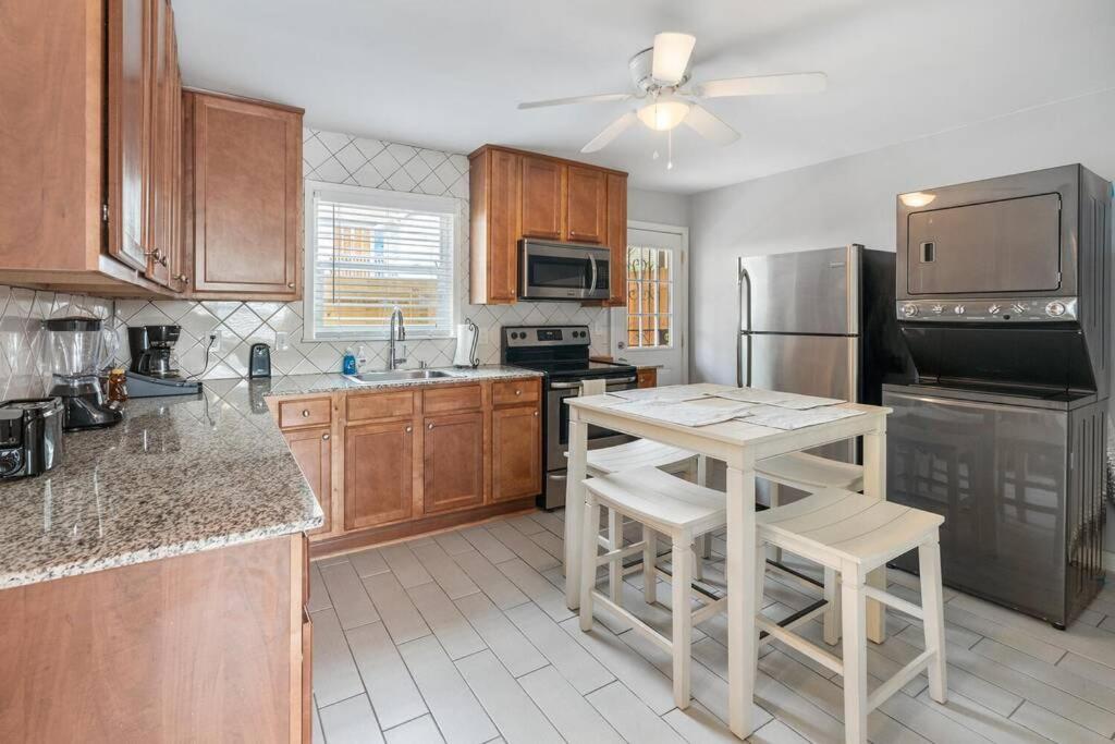 Lake Life A 2 Bdrm Sleeps 4 5 Min Walk to Beach & Downtown Acworth