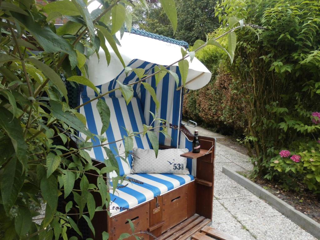 einem blauen und weißen Stuhl im Garten in der Unterkunft Möwennest in Neuharlingersiel