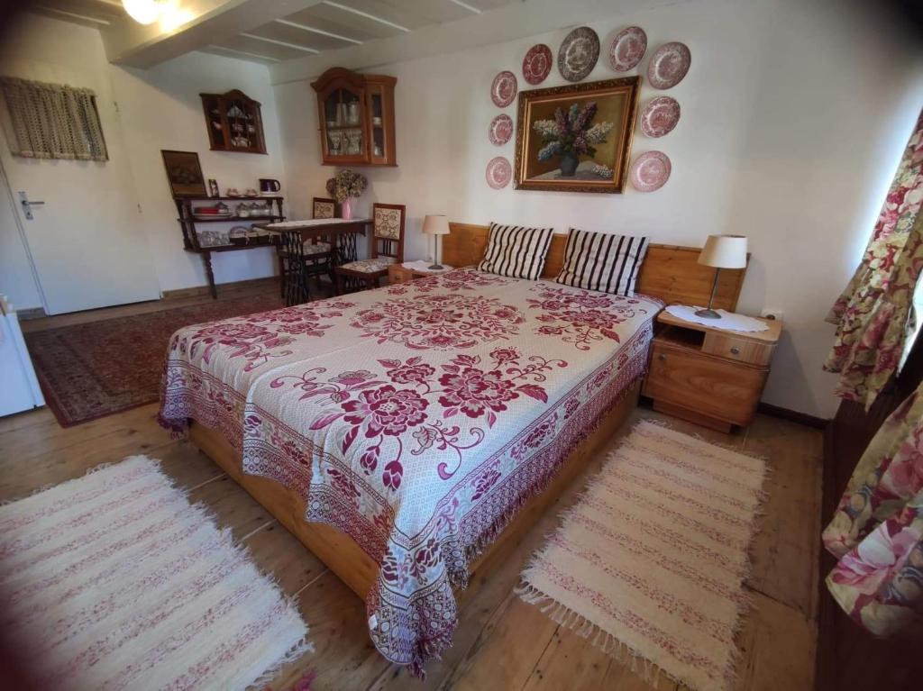 1 dormitorio con 1 cama grande en una habitación con alfombras en Cafe Nostalgie dvoulůžkový romantický pokoj en Krásná Lípa