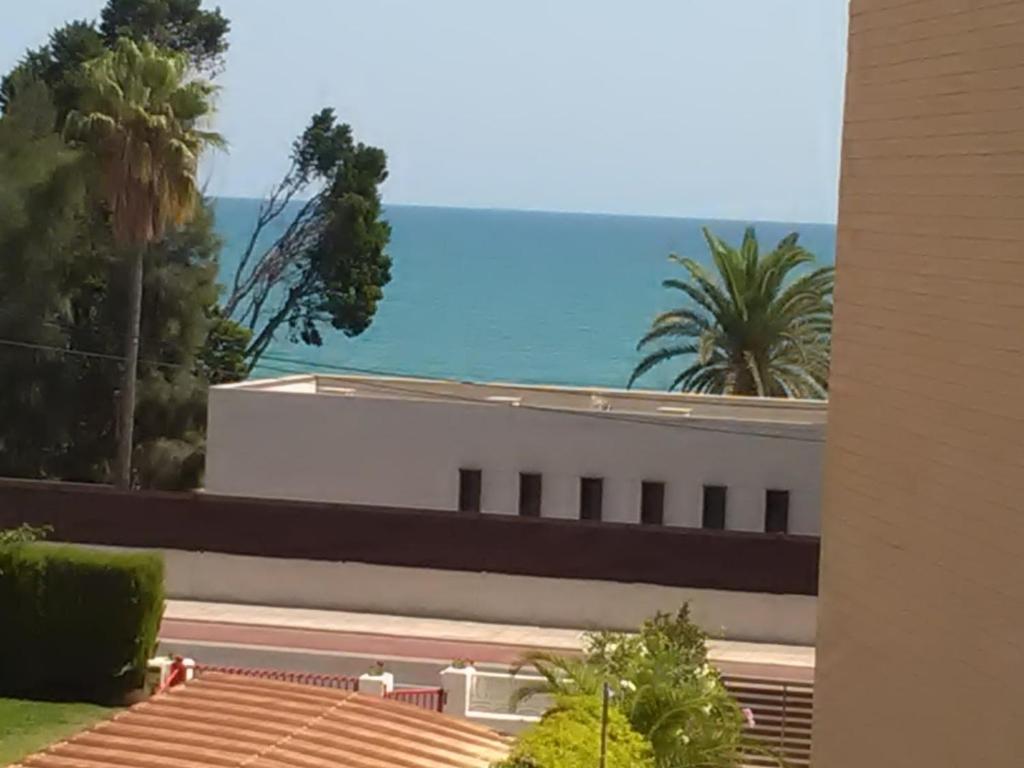 uma vista para o oceano a partir de um edifício em Villa Pepita em Benicàssim