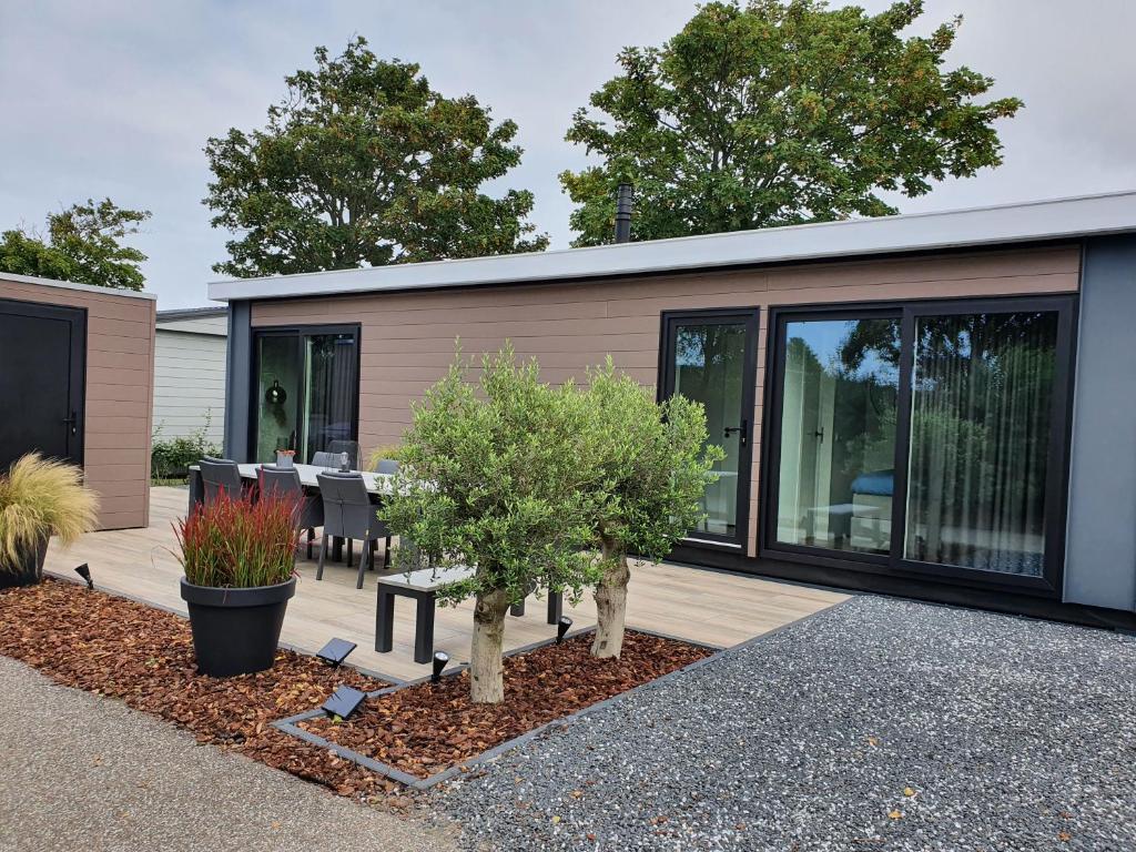 een huis met een tafel en stoelen ervoor bij Beachhouse Renesse 2645 in Renesse