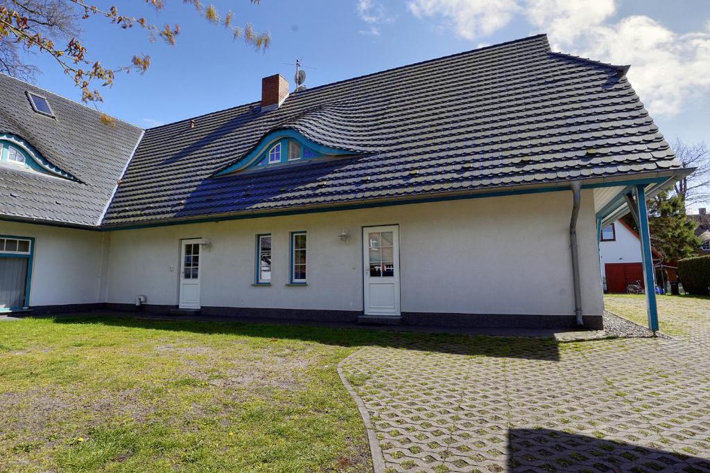 a white house with a black roof at Seerengeti in Zingst