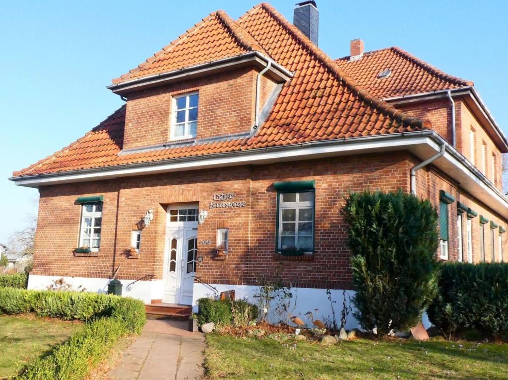 an old brick house with a red roof at Ostseeferienoase Strand in Klütz