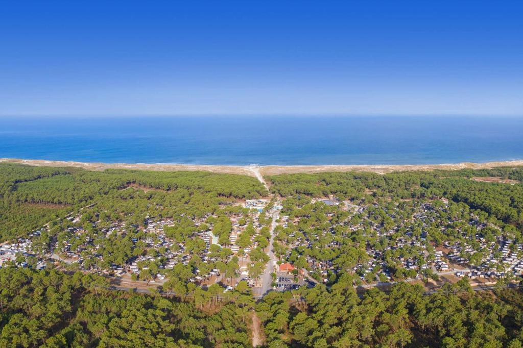 uma vista aérea de uma cidade junto ao oceano em Mobil-Home Camping Club 5* Montalivet em Vendays-Montalivet