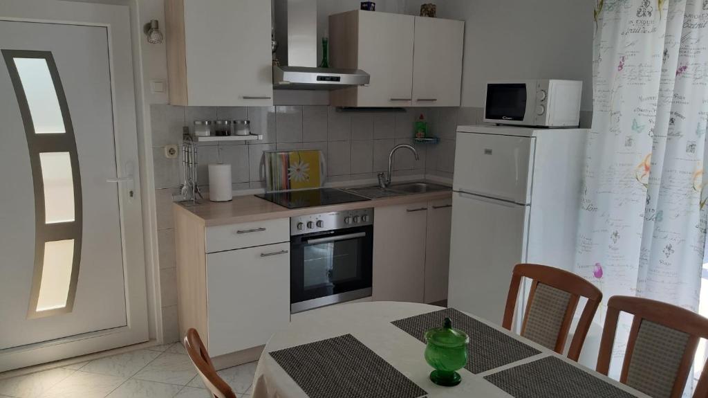 Kuchyň nebo kuchyňský kout v ubytování House More