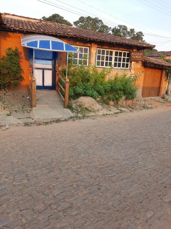 un edificio con un paraguas azul delante de él en Pousada Olinda, en Pirenópolis