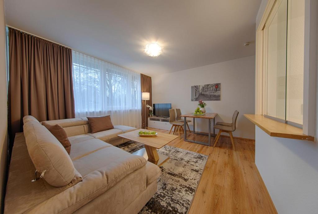 un soggiorno con divano e tavolo di Appartement 48 Komfort a Wetzlar
