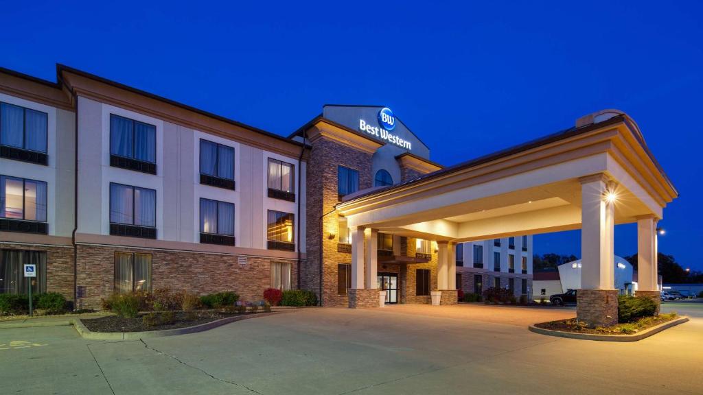 un hotel con un estacionamiento delante de él en Best Western St. Louis Airport North Hotel & Suites en Hazelwood