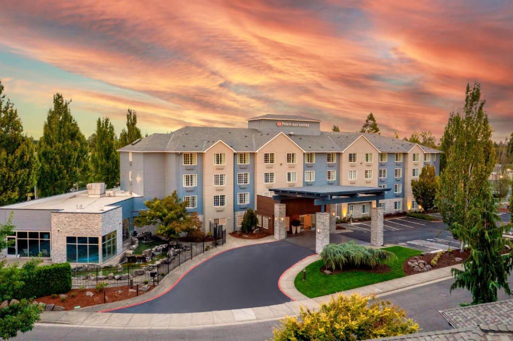 an exterior view of a hotel with a sunset at Best Western Premier Keizer Salem Hotel in Keizer