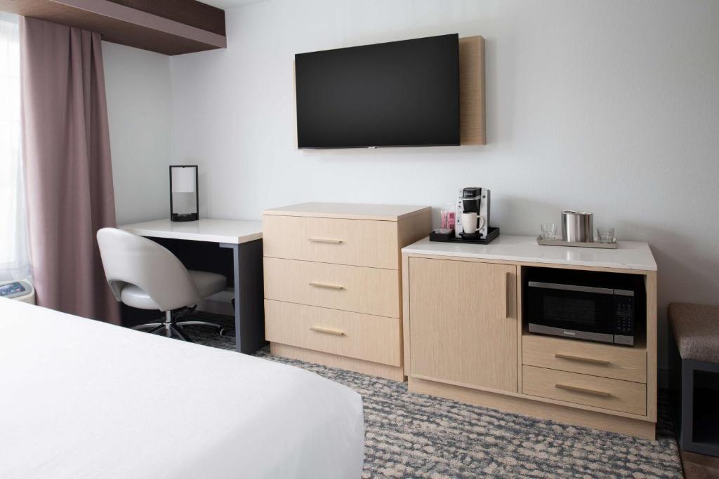 Postel nebo postele na pokoji v ubytování Best Western Premier Keizer Salem Hotel