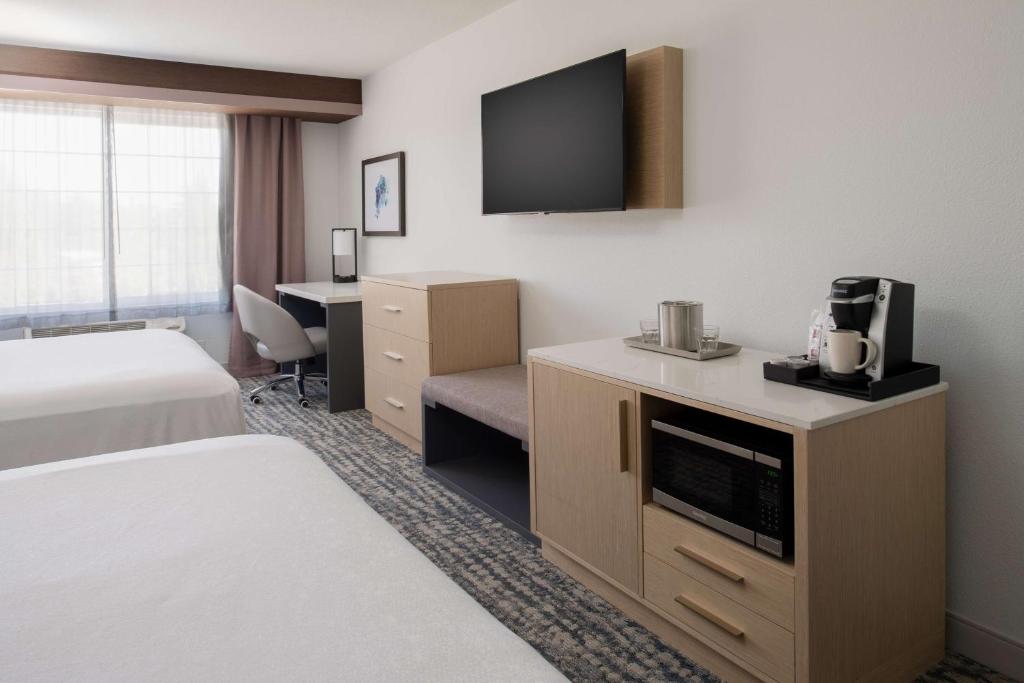 Postel nebo postele na pokoji v ubytování Best Western Premier Keizer Salem Hotel