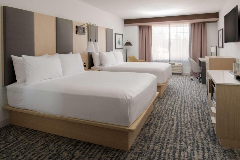 Postel nebo postele na pokoji v ubytování Best Western Premier Keizer Salem Hotel
