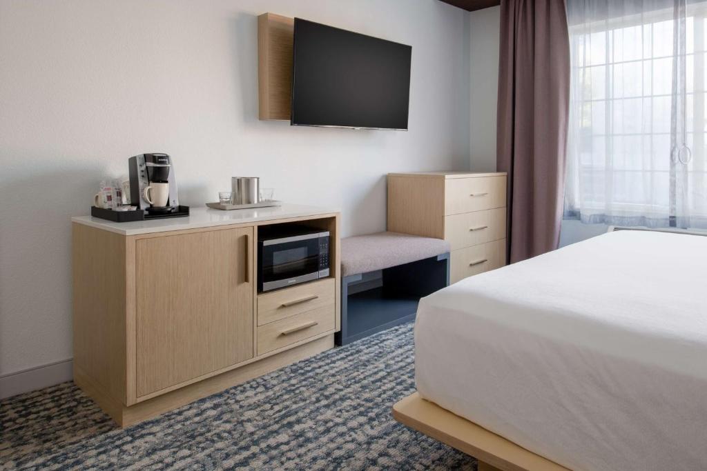 Postel nebo postele na pokoji v ubytování Best Western Premier Keizer Salem Hotel