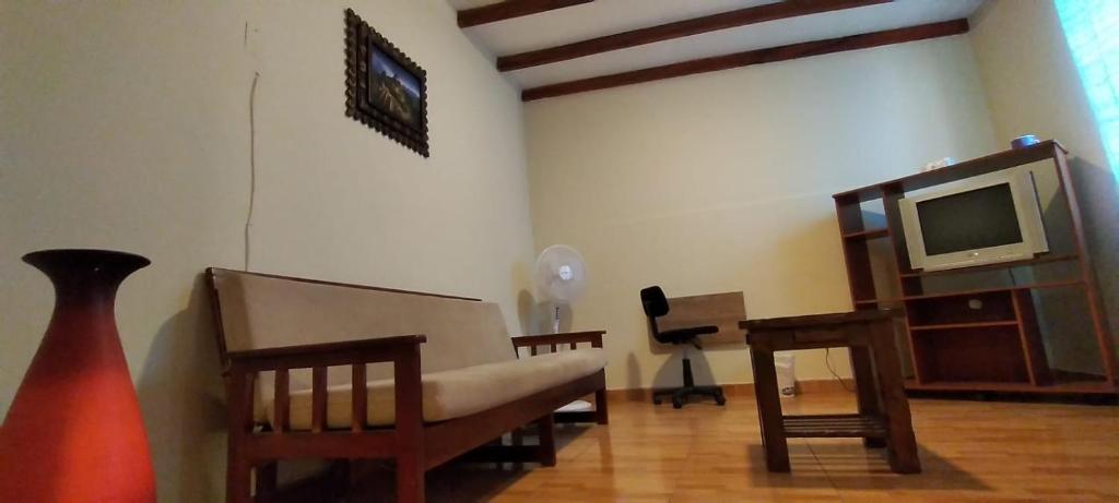 TV a/nebo společenská místnost v ubytování ENHEBRA HOUSE