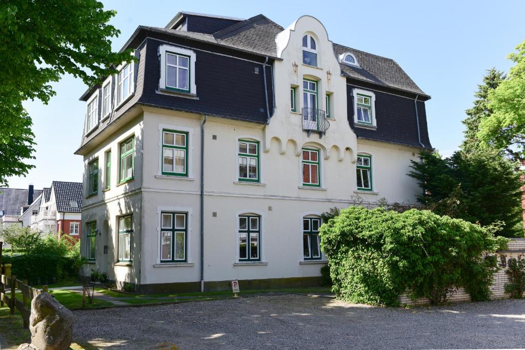 SüdstrandにあるHaus Störtebeckerの黒屋根の大白い家