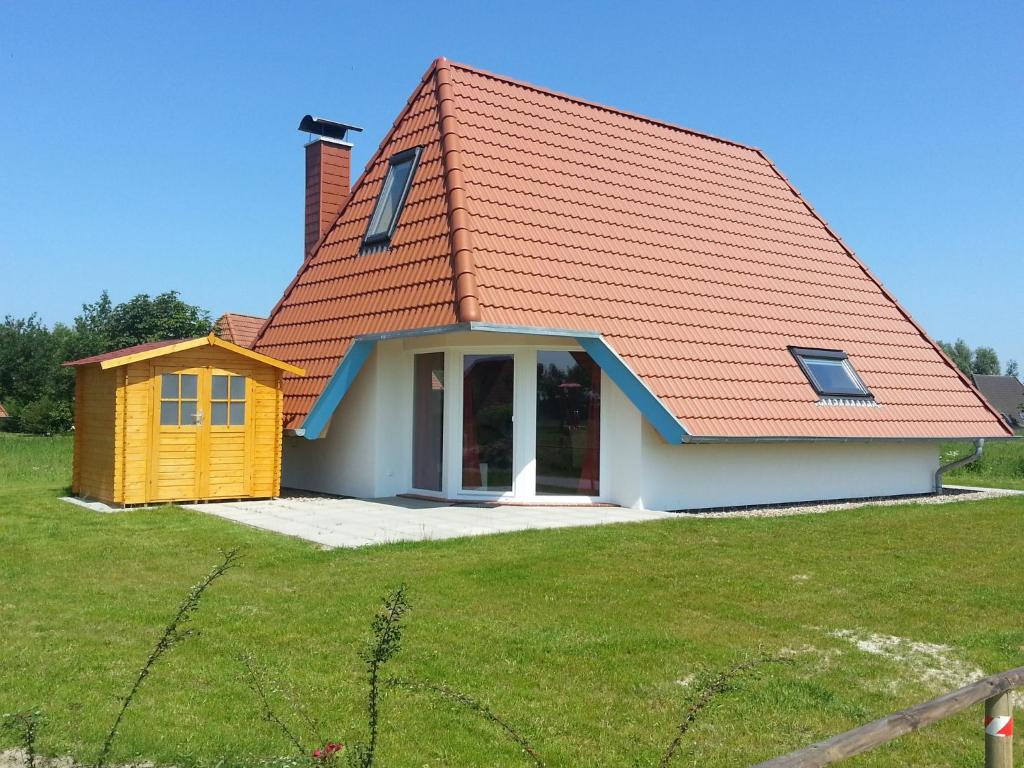 ドルムにあるFerienhaus Klapötkeの赤屋根の小屋