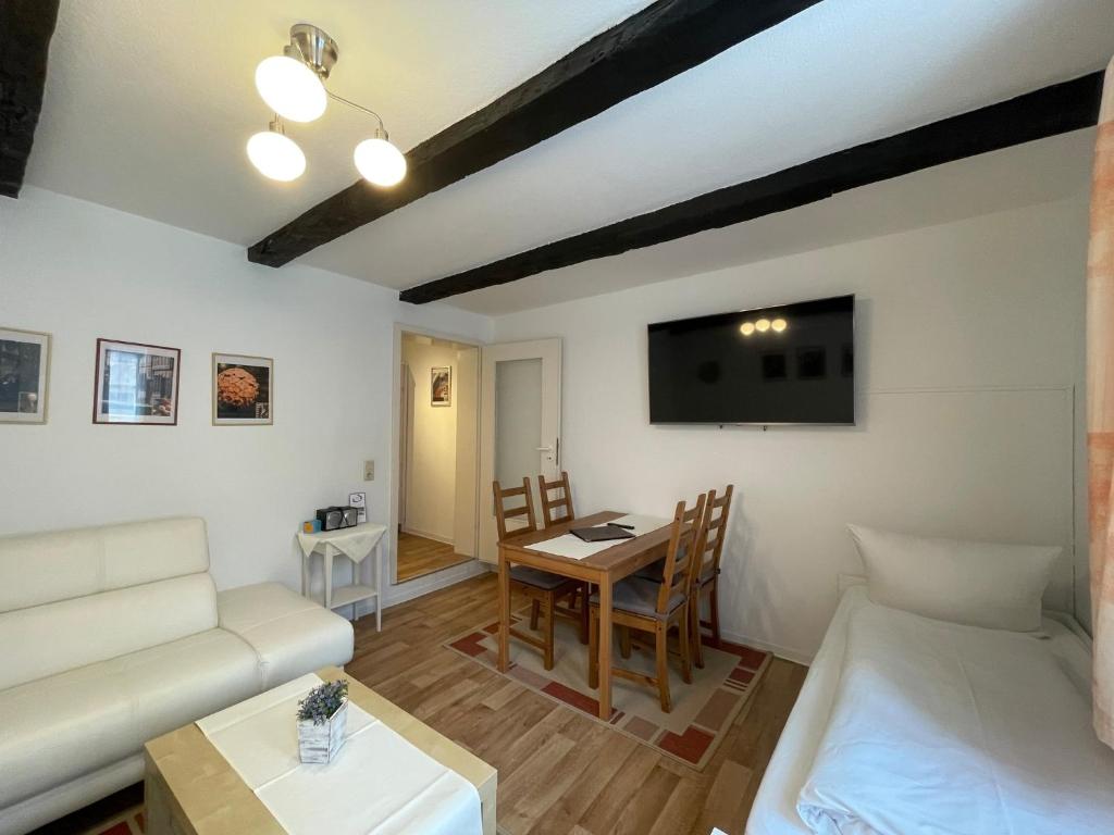 uma sala de estar com um sofá e uma mesa em Apartment No10 em Quedlinburg