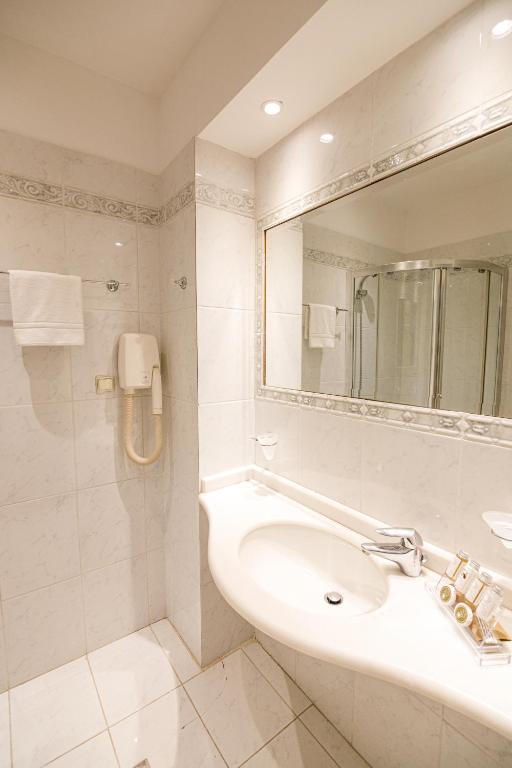 Koupelna v ubytování Palaiologos Luxury City Hotel