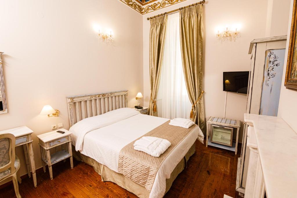 Postel nebo postele na pokoji v ubytování Palaiologos Luxury City Hotel
