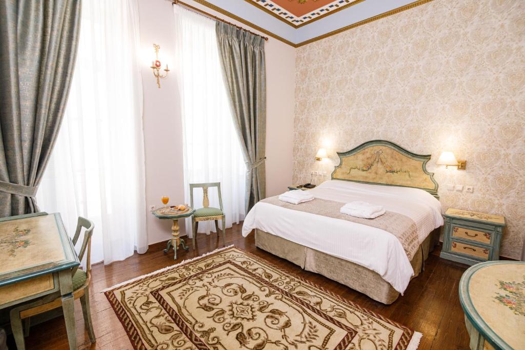 Postel nebo postele na pokoji v ubytování Palaiologos Luxury City Hotel
