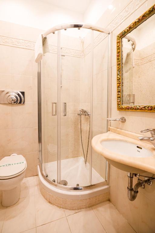 Koupelna v ubytování Palaiologos Luxury City Hotel