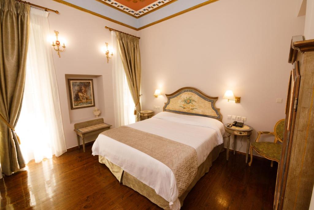 Postel nebo postele na pokoji v ubytování Palaiologos Luxury City Hotel
