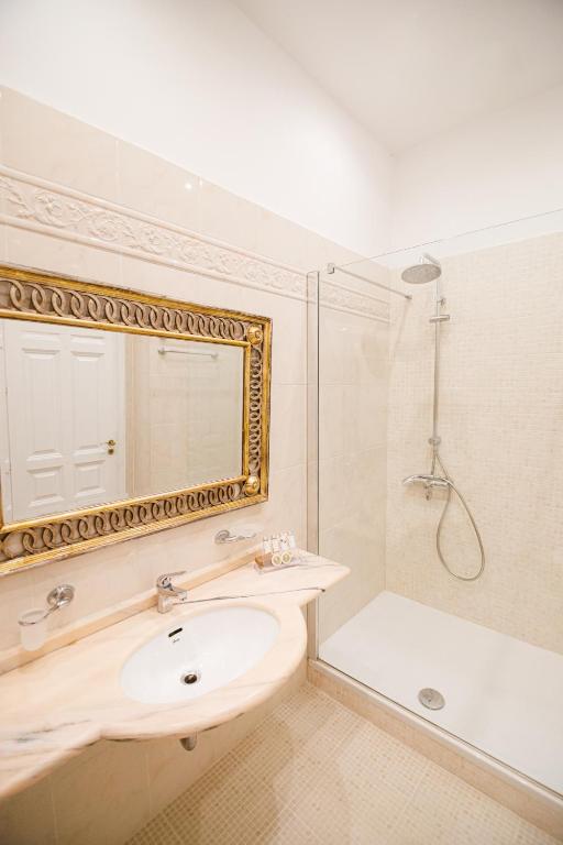Koupelna v ubytování Palaiologos Luxury City Hotel
