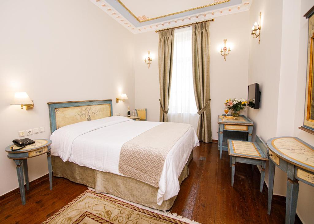 Postel nebo postele na pokoji v ubytování Palaiologos Luxury City Hotel