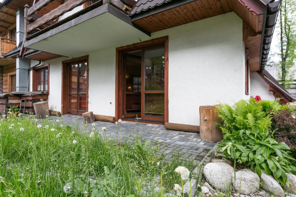 Vonkajšia záhrada v ubytovaní Apartamenty Zakopane Droga na Bystre 4A