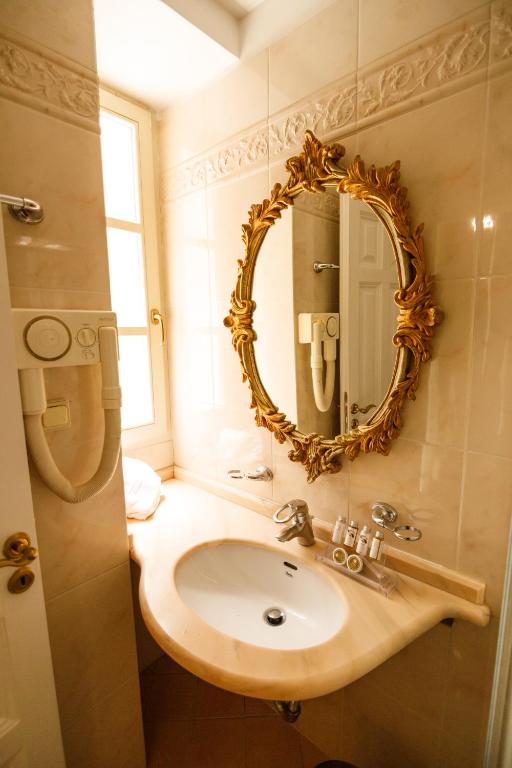 Koupelna v ubytování Palaiologos Luxury City Hotel