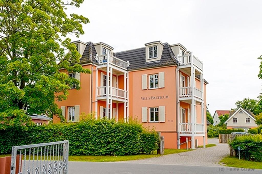 een groot oranje gebouw met witte rand bij Villa Balticum, Whg 5 in Zingst