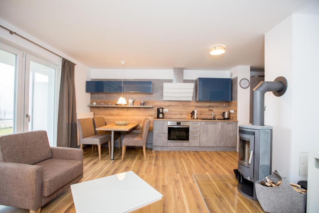 cocina y sala de estar con sofá y mesa en Ferienwohnung PlauOase en Plau am See