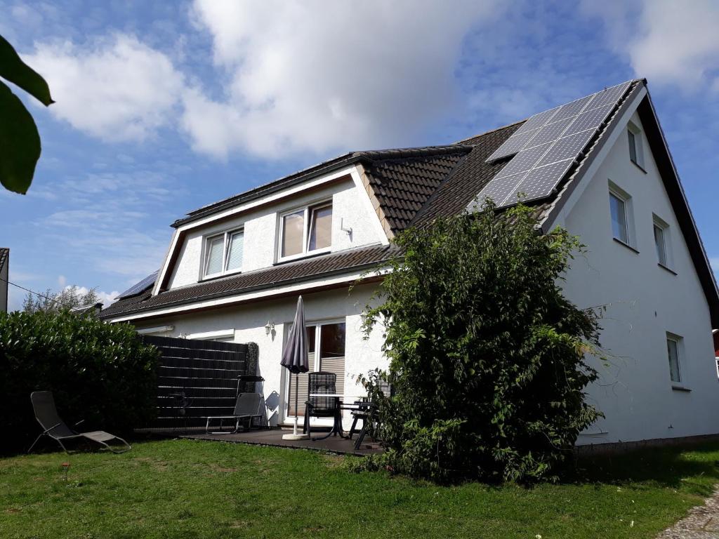 Casa blanca con techo solar en Ferienhaus Höller en Grömitz