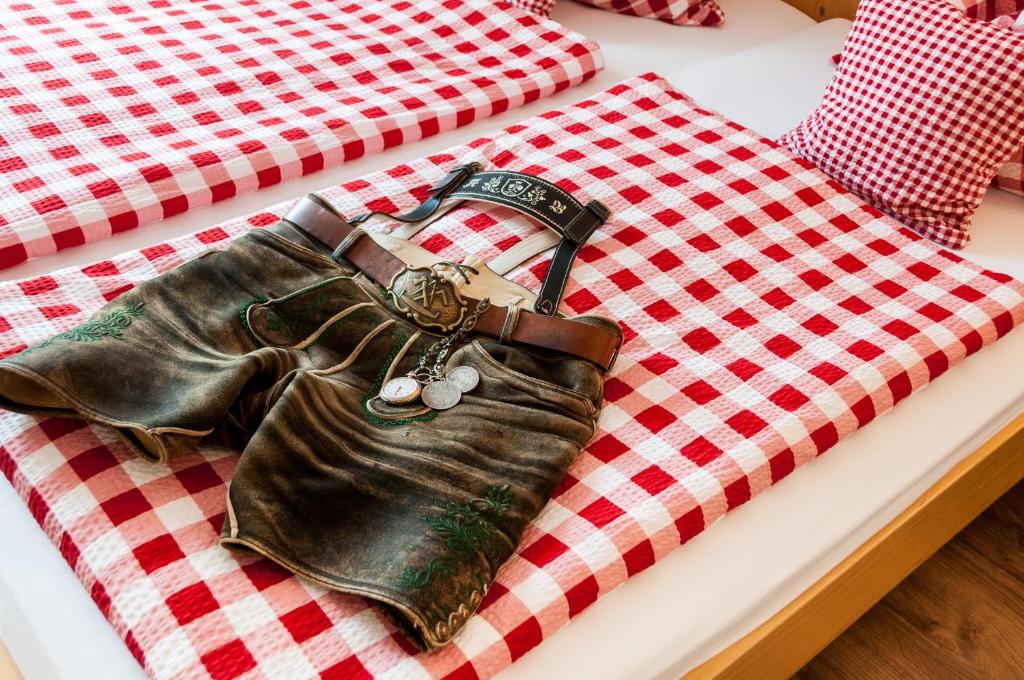 un bolso sobre una mesa roja y blanca en Hirschberg en Bad Wiessee